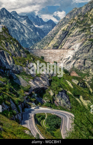 Diga vicino al Passo del Grimsel tra alpi svizzere, Svizzera Foto Stock