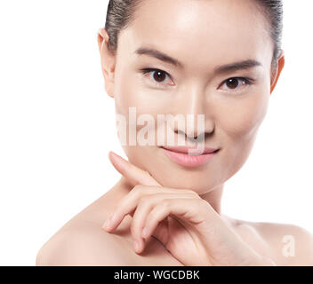 Bella donna cinese su sfondo bianco. Immagine ravvicinata Foto Stock