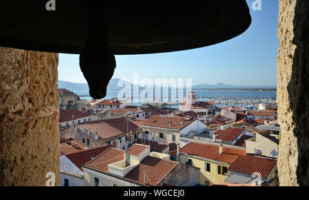 Veduta aerea della città di Alghero, in Sardegna, dal campanile della chiesa di San Francesco Foto Stock
