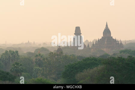 Vista su stupa e pagode di Bagan antico tempio complesso durante il sunrise ora d'oro in Myanmar. Foto Stock