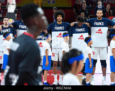 Shenzhen, Cina la provincia di Guangdong. 1 Sep, 2019. I giocatori della Francia line up prima che il gruppo G match tra la Francia e la Germania a la FIBA World Cup 2019 in Shenzhen, Cina del sud della provincia di Guangdong, Sett. 1, 2019. Credito: Xu Chang/Xinhua/Alamy Live News Foto Stock