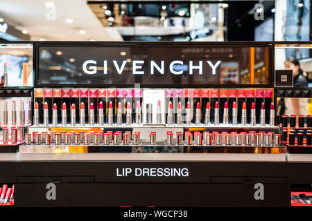Rossetti viene visualizzata in un lusso francese di moda e casa di profumi Givenchy store in Shanghai. Foto Stock