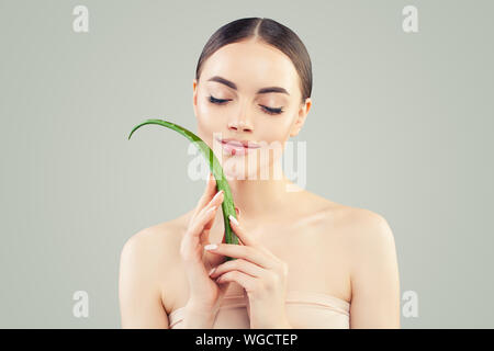 La perfetta donna giovane con foglia di aloe vera, cura della pelle del viso e del concetto di trattamento Foto Stock