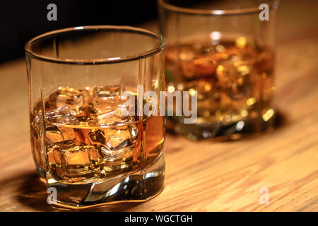 Wtill vita di due bicchieri di whiskey sulla barra. Foto Stock