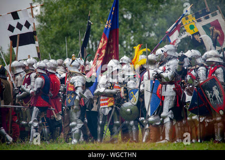 Cavalieri per assemblare battaglia - Tewkesbury Festival Medievale 2019 Foto Stock