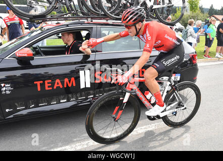 Erfurt, Germania. 01 Sep, 2019. Escursioni in bicicletta: UCI Europaserie - Germania Tour, fase 4, Eisenach - Erfurt (159, 50 km). Il tedesco Lennard Kämna da Team La Ragnatela Solare rigidi accanto al team del carro. Credito: Bernd Thissen/dpa/Alamy Live News Foto Stock