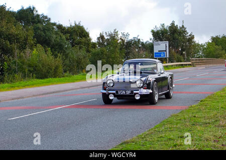 1968 60s Blue Triumph TR5 guida nel Bradford a Morecambe Charity auto d'epoca rally, vecchio, veicolo retrò, auto storica, trasporto, antiquariato classico, collezione, trasporto auto, design, motore, guida, storico, storico, mostra, motore, restaurato da collezione, stile, storico veicolo gestito. Foto Stock