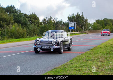 1968 60s Blue Triumph TR5 2019 guida nel Bradford a Morecambe Charity auto d'epoca rally, vecchio, veicolo retrò, auto storica, trasporto, antiquariato classico, collezione, trasporto auto, design, motore, guida, storico, storico, mostra, motore, restaurato da collezione, stile, storico veicolo gestito. Foto Stock