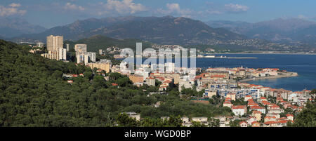 Vista aerea di Ajaccio, Corsica, Francia. La zona del porto e città visto dalla montagna. Foto Stock