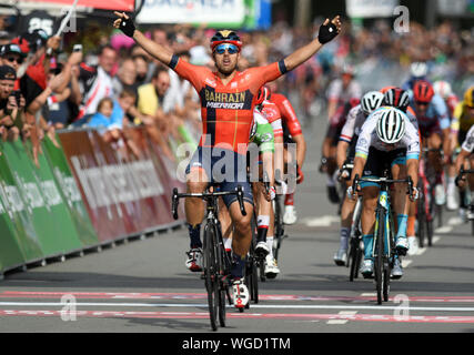 Erfurt, Germania. 01 Sep, 2019. Escursioni in bicicletta: UCI Europaserie - Germania Tour, fase 4, Eisenach - Erfurt (159, 50 km). L'Italiano Sonny Colbrelli da Team Bahrain-Merida il tifo per la sua vittoria di tappa. Credito: Bernd Thissen/dpa/Alamy Live News Foto Stock