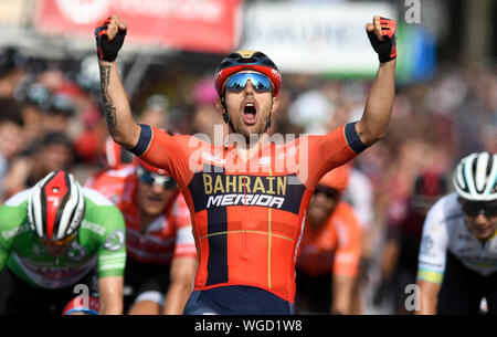 Erfurt, Germania. 01 Sep, 2019. Escursioni in bicicletta: UCI Europaserie - Germania Tour, fase 4, Eisenach - Erfurt (159, 50 km). L'Italiano Sonny Colbrelli da Team Bahrain-Merida il tifo per la sua vittoria di tappa. Credito: Bernd Thissen/dpa/Alamy Live News Foto Stock