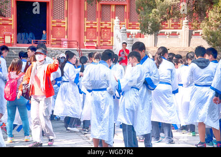 Pechino, Cina. Aprile 25, 2016. I giovani della scuola i bambini vestito in costume quando si visita la Yonghegong tempio lama a Beijing in Cina. Foto Stock