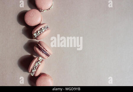 Il cioccolato macarons sfondo. Foto Stock