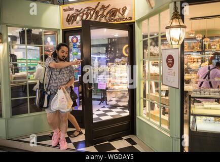 Bangkok, Tailandia. 1 Sep, 2019. I clienti lasciano dopo l'acquisto tradizionale dessert Thai in un negozio di pasticceria a Bangkok, Thailandia, Sett. 1, 2019. Perizoma, Yip Thong Yod e Foi Thong sono tre tradizionali Thai dessert fatti per occasioni importanti e cerimonie. Il colore di questi dessert, giallo o oro, è sinonimo di buon auspicio e ricchezza nella cultura tailandese. Fatta di tuorlo d'uovo, e sciroppo di farina, il dolce-degustazione dolci sono molto popolare tra la popolazione locale. Credito: Zhang Keren/Xinhua/Alamy Live News Foto Stock