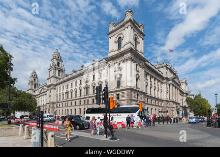 Her Majesty's (HM) Revenue and Customs Building in Parliament Street, City of Westminster, City of London, England, UK. Edificio delle entrate e delle dogane. Foto Stock