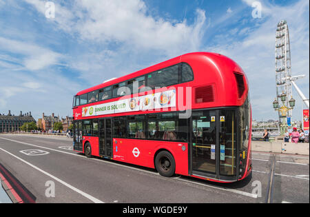 Wrightbus nuovi autobus Routemaster, originariamente nuovo autobus per Londra, un ibrido doppio deck red bus londinese nella City of Westminster, Londra, Regno Unito. Autobus di Londra. Foto Stock