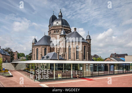 Helmond, Paesi Bassi, 16 agosto 2019: il nuovo teatro Speelhuis, all'interno di un ex chiesa cattolica romana e il monumento nazionale, circondato da un mod Foto Stock