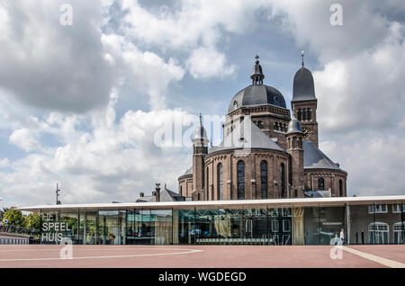 Helmond, Paesi Bassi, Agosto 16, 2019: ex-cattolica Chiesa Dome e il monumento nazionale, ora convertito al teatro Speelhuis, con il moderno glas Foto Stock
