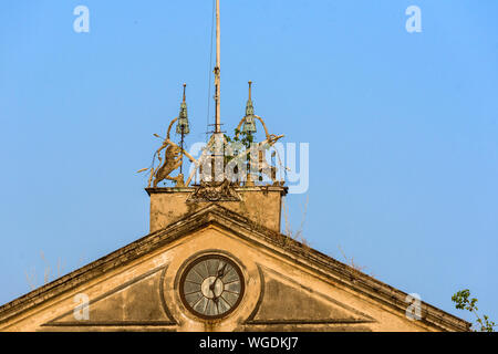 Frontone fatiscente della vecchia casa doganale lungo il Fiume Chao Phraya Bangkok, Thailandia Foto Stock