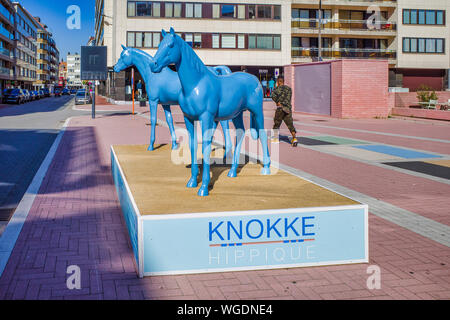 Knokke, Belgio - 29 Giugno 2019: cavalli blu promuovere lo sport event Knokke hippique al centro balneare di Knokke-Heist lungo la costa del Mare del Nord, Ovest Flan Foto Stock