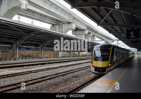 Subang Jaya, Malesia - 30 DIC 2017: KTM elettrico treno dei pendolari che arrivano a Subang Jaya link stazione, Kuala Lumpur, Malesia - KTM Komuter sistema pr Foto Stock