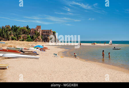 Spiaggia di Ferragudo e il Forte Sao Joao Foto Stock