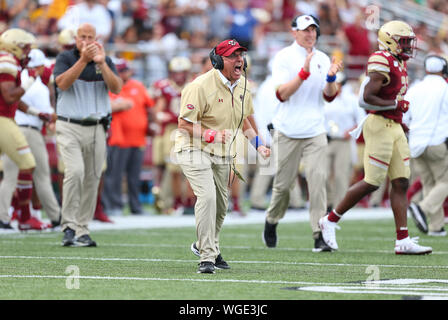 Agosto 31, 2019; Chestnut Hill, MA, USA; il Boston College Eagles assistant head coach Frank Leonard reagisce durante il NCAA Football gioco tra Virginia Tech Hokies e Boston College Eagles a Alumni Stadium. Anthony Nesmith/CSM Foto Stock