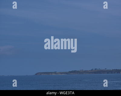 La Pointe du Raz vue depuis la mer en bateu et une balise en mer dde couleur verte pointe la plus un l'Ouest de la France et de la bretagne ,Finisterre Foto Stock