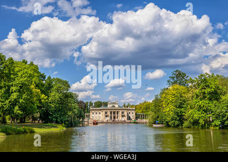 Palazzo neoclassico sull'isola e il lago nel Parco Lazienki, città di Varsavia in Polonia. Foto Stock