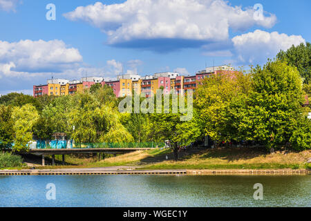 Appartamento sul lago edifici al Parco Szczesliwicki nella città di Varsavia, Polonia. Foto Stock