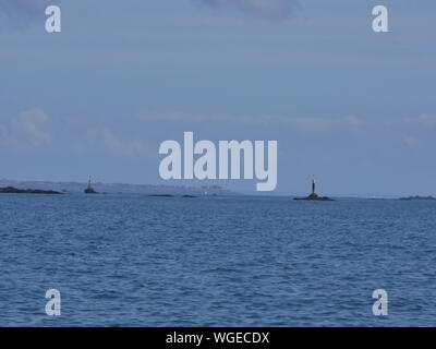 La pointe saint mathieu vue depuis onu bateau en Pleine Mer , avec des îlots , le balise phare Saint Mathieu Foto Stock