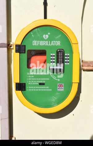 Montato a parete il pubblico accesso defibrillatore in Olney Piazza del Mercato. Foto Stock