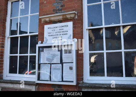 Una lapide che ricorda la vita di William Cowper: 1731-1800. È sulla Cowper e Newton museo in Olney, Buckinghamshire. Foto Stock