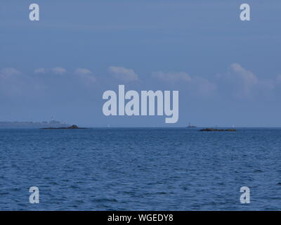 La pointe saint mathieu vue depuis onu bateau en Pleine Mer , avec des îlots , le balise phare Saint Mathieu Foto Stock