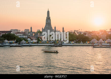 Il Wat Arun tempio lungo il Fiume Chao Phraya durante il tramonto a Bangkok, in Thailandia Foto Stock