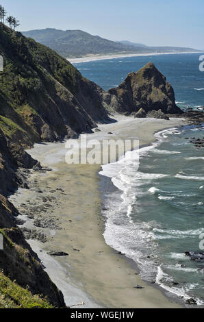 Il mare di pile e scogliere noto come Devils Backbone, vicino a Spiaggia di oro, Oregon, parte della costa del Pacifico Scenic Byway (USA 101) Foto Stock