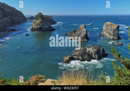 Pile di mare lungo la spiaggia di pistola River State Park vicino a Spiaggia d'oro, Oregon, parte della costa del Pacifico Scenic Byway, US 101 Foto Stock