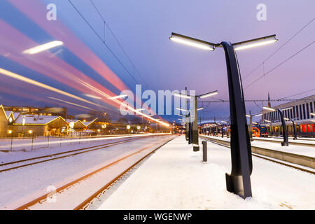 TALLINN, Estonia - 23 dicembre 2018: la piattaforma del treno e sentieri di luce di passaggio in treno in Balti Jaam dalla stazione di Tallinn, Estonia su dicembre 23, 2018 Foto Stock