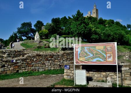 Torre di vigilanza - Tsarevets Fotress a Veliko Tarnovo - Balkan mountais - Bulgaria Foto Stock