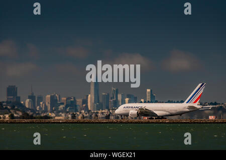 Air France A380 arrivando skyline di San Francisco in background Foto Stock