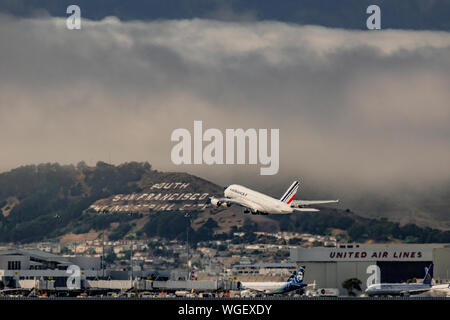 Air France A380 arrivando skyline di San Francisco in background Foto Stock