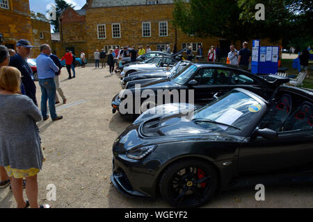 La folla godendo i classici sul prato car show a Delapre Abbey, Northamptonshire, Regno Unito Foto Stock