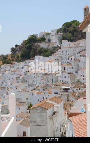 Bianche case a gradini in Casares, una montagna andaluso villaggio bianco della provincia di Malaga, Andalusia, Spagna. Foto Stock