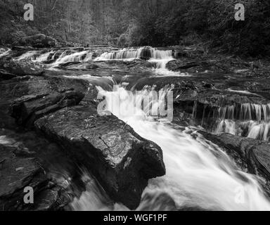 L'acqua che scorre attorno ad uno dei tanti grandi formazioni rocciose lungo la Grande Panther Creek. Big Panther Creek è un affluente del fiume Tallulah nel nord Foto Stock