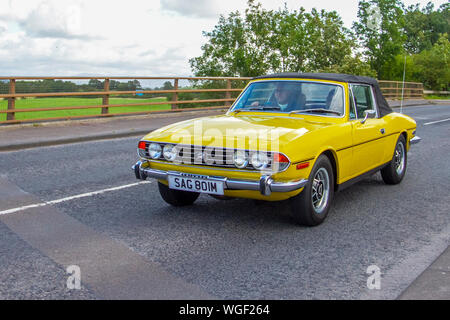 1973 70s giallo Triumph Stag 2997cc British sports card riviving lungo il tragitto da Bradford a Morecambe Charity veicolo storico run. Foto Stock