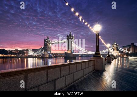 Meta turistica apprezzata - Tower Bridge contro colorato sunrise. Paesaggio di Londra, Regno Unito Foto Stock