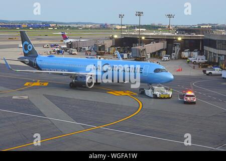 NEWARK, NJ -20 agosto 2019- vista di un Airbus A321 Neo aereo dalle boutique francese compagnia aerea La Compagnie (B0) a Newark Liberty International Airpor Foto Stock