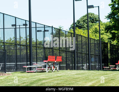 Piccolo in alluminio e plastica bleachers impostato sull'erba per ogni campo da tennis per gli spettatori di godere il gioco. Foto Stock