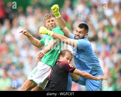 Bremen, Germania. 01 Sep, 2019. Werders Niclas Füllkrug (l) tenta di ottenere la palla contro Augsburg portiere Tomas KOUBEK: risultati nei e Tim Jedvaj. Credito: Carmen Jaspersen/dpa - NOTA IMPORTANTE: In conformità con i requisiti del DFL Deutsche Fußball Liga o la DFB Deutscher Fußball-Bund, è vietato utilizzare o hanno utilizzato fotografie scattate allo stadio e/o la partita in forma di sequenza di immagini e/o video-come sequenze di foto./dpa/Alamy Live News Foto Stock