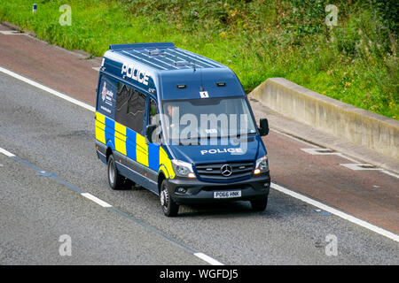 Lancashire polizia pattuglia Mercedes van sull'autostrada M6 in Lancaster, Regno Unito Foto Stock